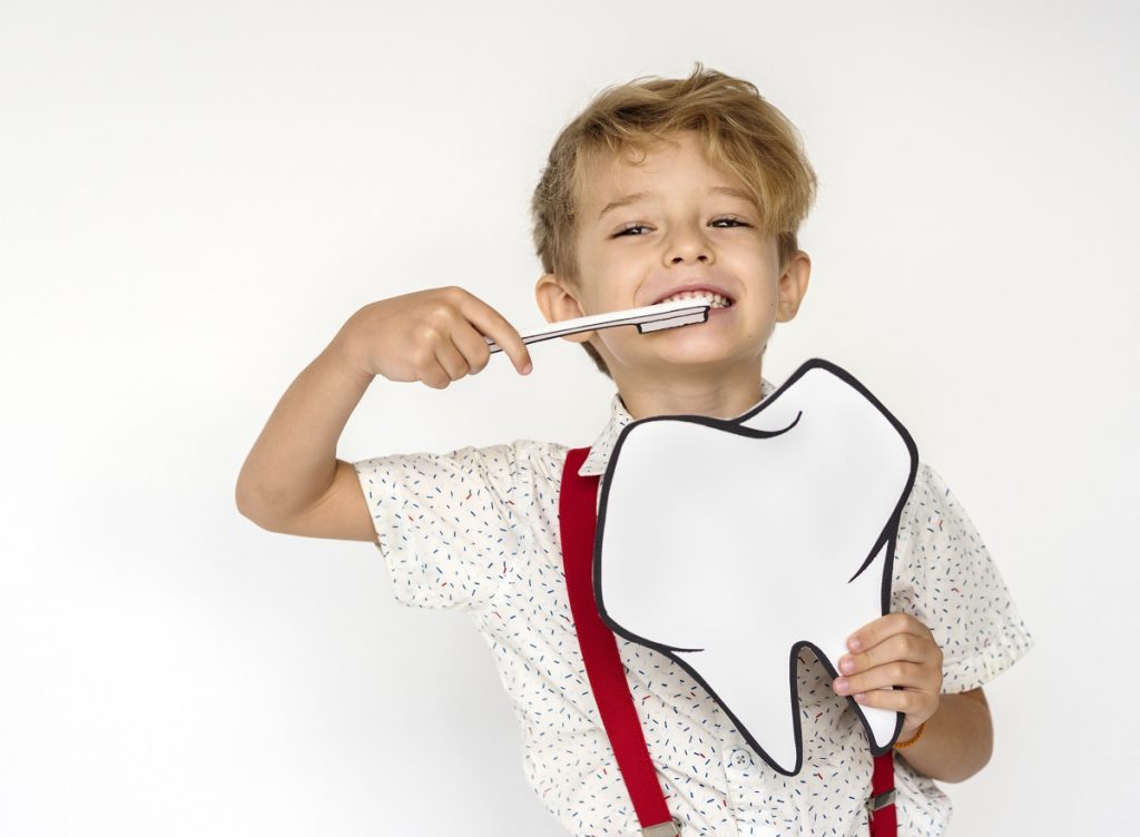 menino escovando os dentes